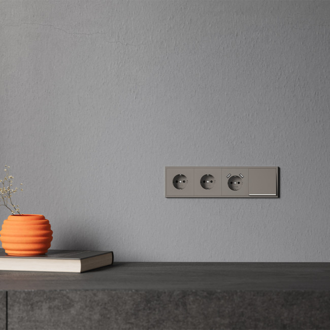 Накладка для розетки с заземлением и защитными шторками, с USB A+A Voltum S70 (капучино) VLS000914 Накладка для розетки с заземлением и защитными шторками, с USB A+A Voltum S70 (капучино) VLS000914