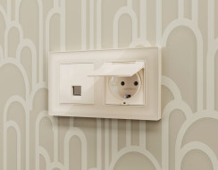 Комплект механизма компьютерной розетки RJ-45 экранированной с автоматической защитной шторкой Alfa Бежевый глянец Quant Ambrella Volt MA312005 (AP3120, VM185)