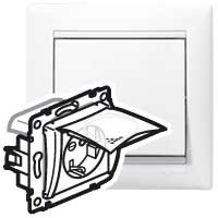 Розетка с/з со шторками с защитной крышкой Legrand Valena Classic 695641