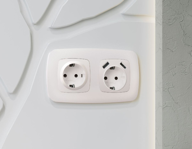 Лицевая панель для розетки с/з со шторками 2USB A+A Ambrella Volt Omega OP2090 Лицевая панель для розетки с/з со шторками 2USB A+A Ambrella Volt Omega OP2090