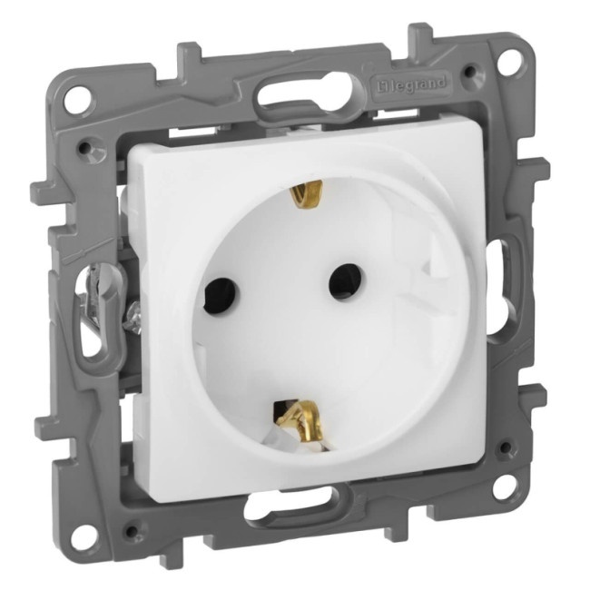 Розетка 2К+З Legrand Etika 16A 250V с/з со шторками винтовой зажим немецкий стандарт белый 672222 Розетка 2К+З Legrand Etika 16A 250V с/з со шторками винтовой зажим немецкий стандарт белый 672222