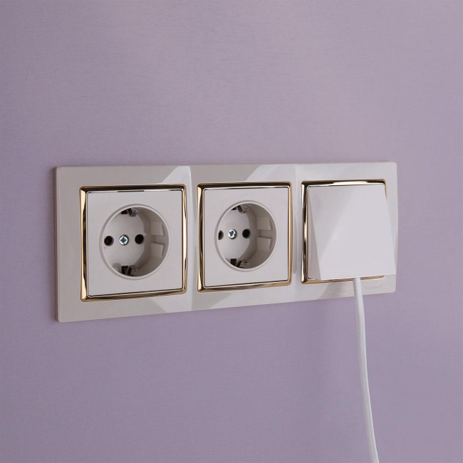 Рамка на 3 поста Werkel Snabb слоновая кость/золото W0031932 4690389160851 Рамка на 3 поста Werkel Snabb слоновая кость/золото W0031932 4690389160851