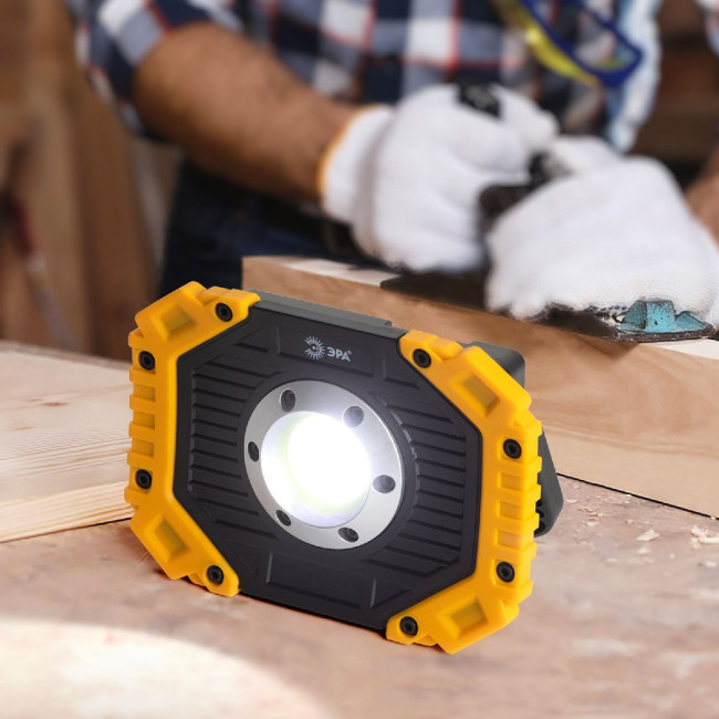 Фонарь-прожектор Практик аккумуляторный Эра PA-802 Б0054038 Фонарь-прожектор Практик аккумуляторный Эра PA-802 Б0054038